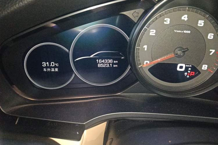 Used Porsche Cayenne 2018 Cayenne 3.0T Odometer Close Up