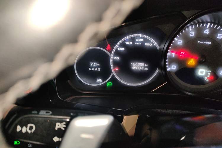 Used Porsche Cayenne 2018 Cayenne 3.0T Odometer Close Up