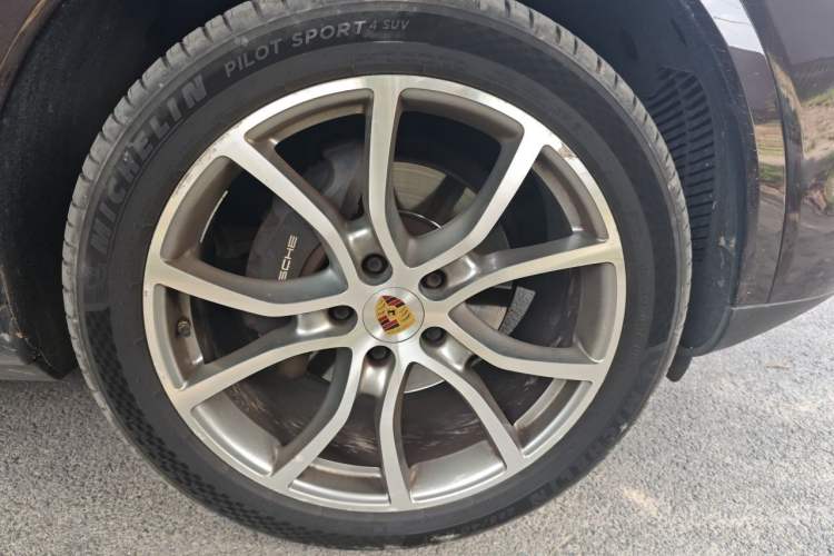 Used Porsche Cayenne 2018 Cayenne 3.0T Right Front Wheel Hub