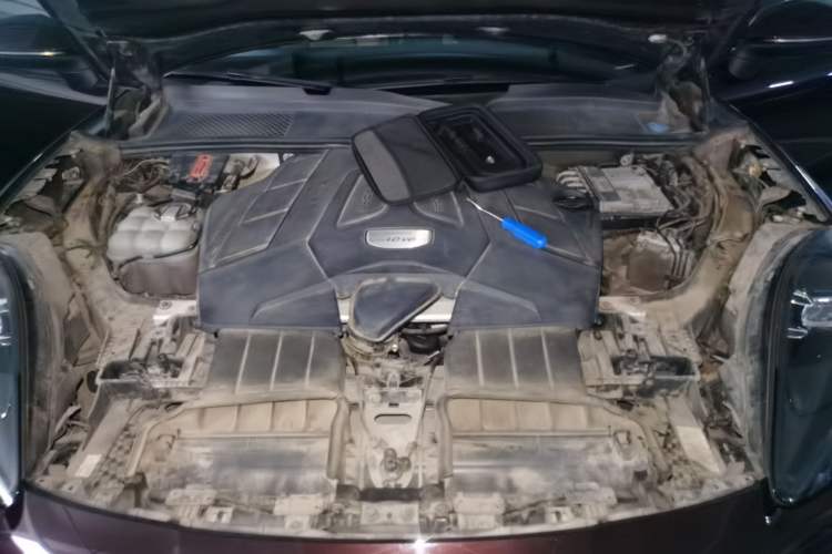 Used Porsche Cayenne 2018 Cayenne 3.0T Engine Bay