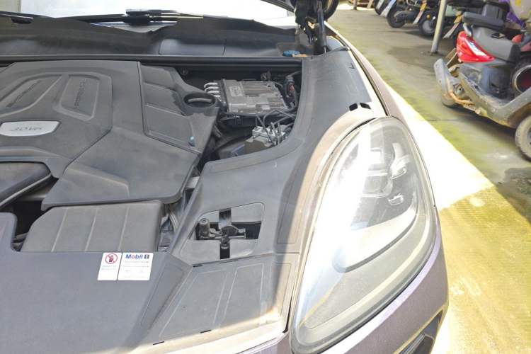 Used Porsche Cayenne 2018 Cayenne 3.0T Engine Bay Left