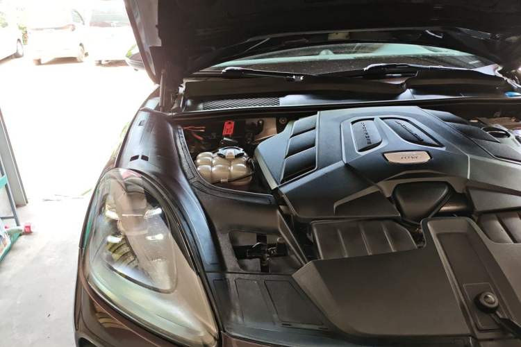 Used Porsche Cayenne 2018 Cayenne 3.0T Engine Bay Right