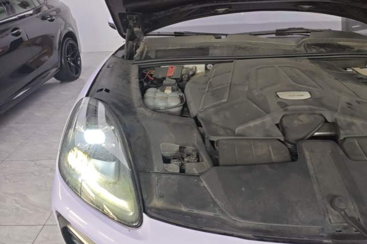 Used Porsche Cayenne 2018 Cayenne 3.0T Engine Bay Right