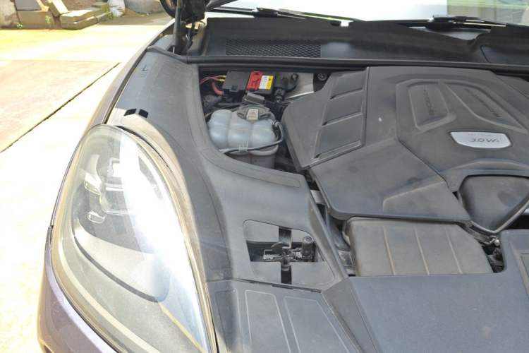 Used Porsche Cayenne 2018 Cayenne 3.0T Engine Bay Right