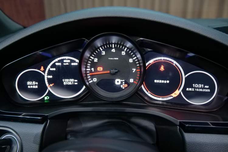 Used Porsche Cayenne 2018 Cayenne 3.0T Odometer Close Up