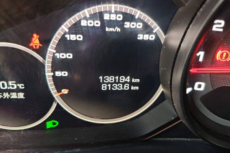 Used Porsche Cayenne 2018 Cayenne 3.0T Odometer Close Up