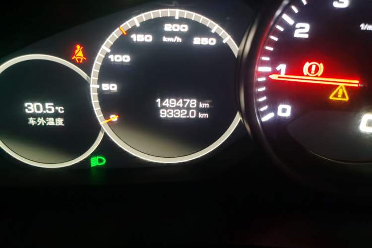Used Porsche Cayenne 2018 Cayenne 3.0T Odometer Close Up