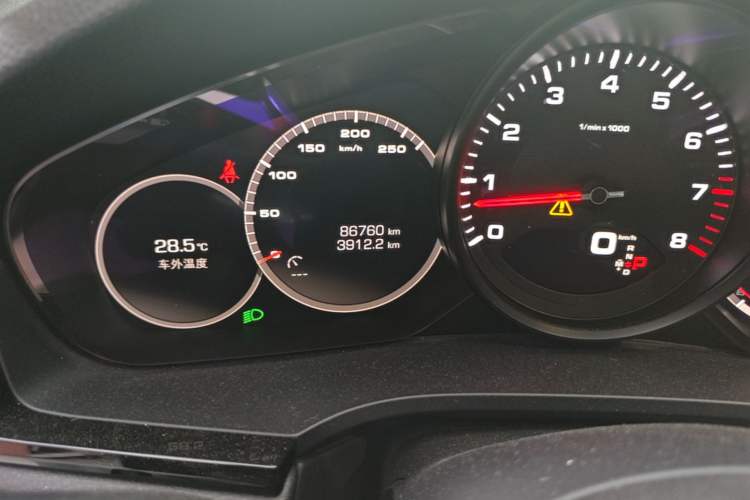 Used Porsche Cayenne 2018 Cayenne 3.0T Odometer Close Up