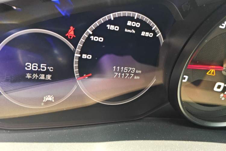 Used Porsche Cayenne 2018 Cayenne 3.0T Odometer Close Up