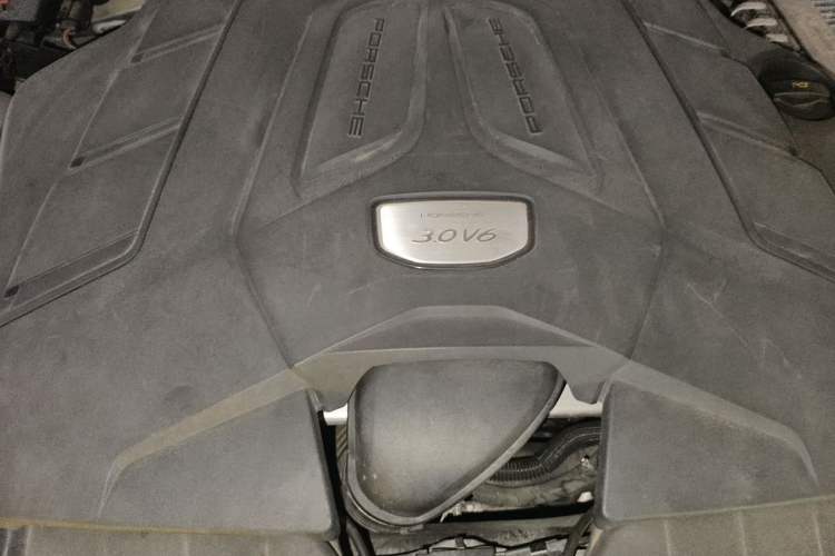 Used Porsche Cayenne 2018 Cayenne 3.0T Engine Bay