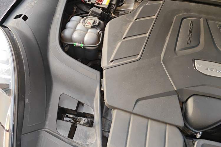 Used Porsche Cayenne 2018 Cayenne 3.0T Engine Bay Right