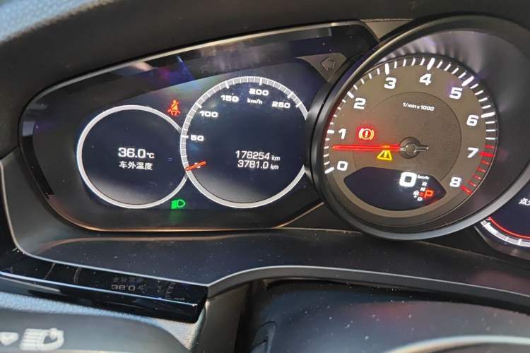 Used Porsche Cayenne 2018 Cayenne 3.0T Odometer Close Up
