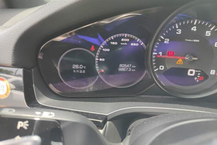 Used Porsche Cayenne 2018 Cayenne 3.0T Odometer Close Up