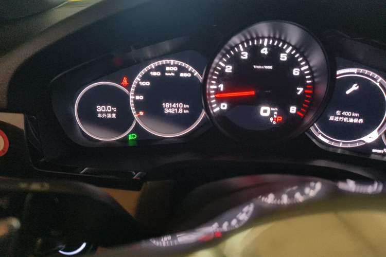 Used Porsche Cayenne 2018 Cayenne 3.0T Odometer Close Up