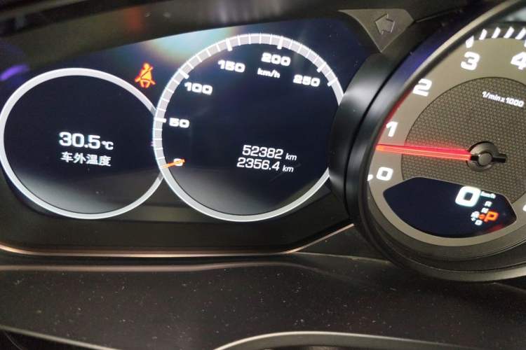 Used Porsche Cayenne 2018 Cayenne 3.0T Odometer Close Up