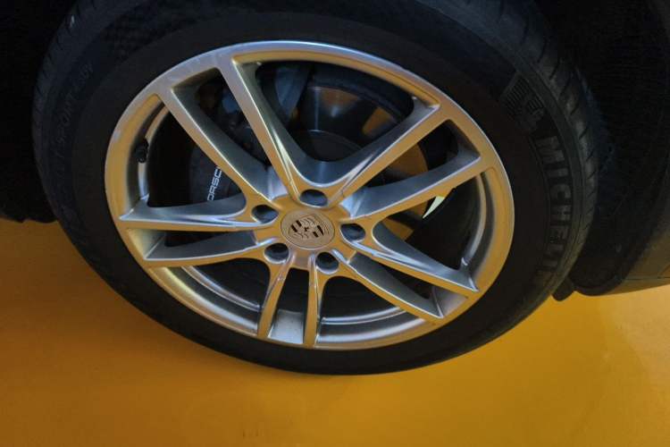 Used Porsche Cayenne 2018 Cayenne 3.0T Right Front Wheel Hub