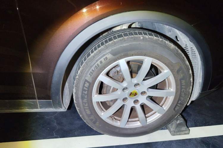 Used Porsche Cayenne 2018 Cayenne 3.0T Right Front Wheel Hub