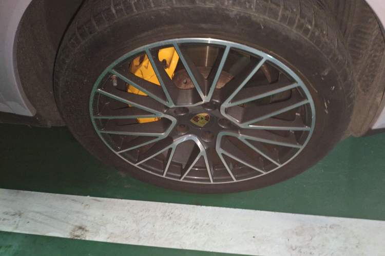 Used Porsche Cayenne  Right Front Wheel Hub