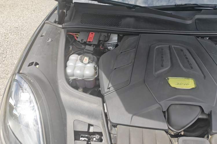 Used Porsche Cayenne 2018 Cayenne 3.0T Engine Bay Right