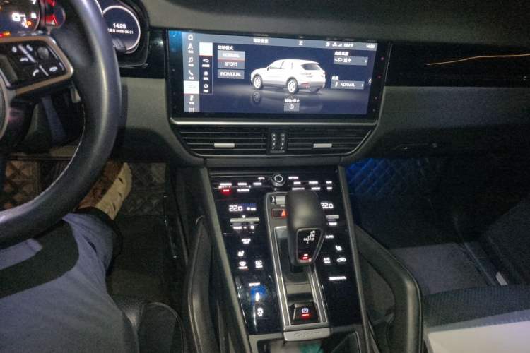 Used Porsche Cayenne 2018 Cayenne 3.0T Audio And AC Panel
