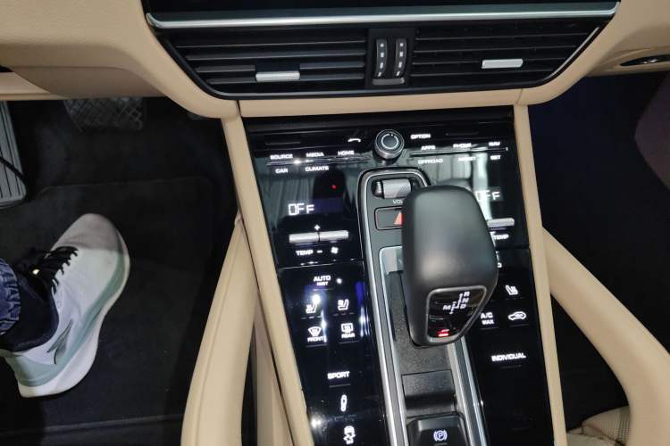 Used Porsche Cayenne 2018 Cayenne 3.0T Audio And AC Panel