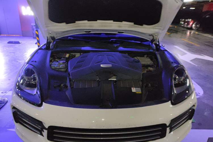 Used Porsche Cayenne 2018 Cayenne 3.0T Engine Bay