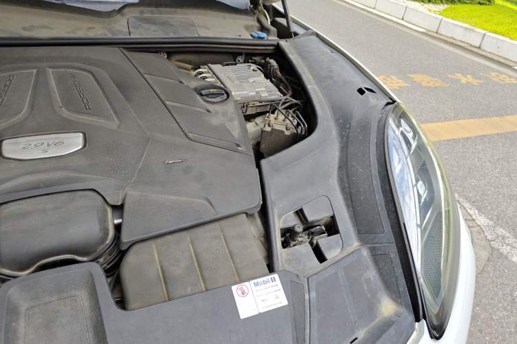 Used Porsche Cayenne 2018 Cayenne S 2.9T Engine Bay Left