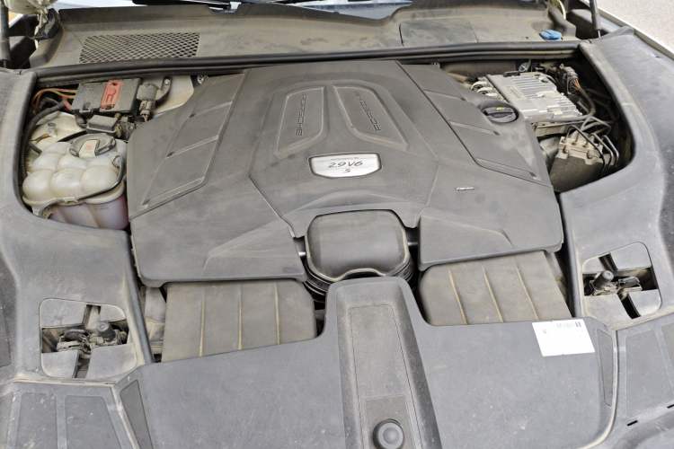 Used Porsche Cayenne 2018 Cayenne S 2.9T Engine Bay