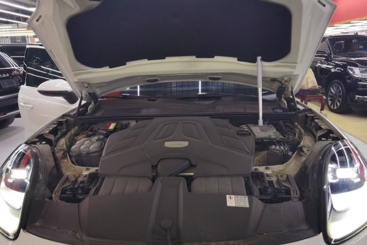 Used Porsche Cayenne 2018 Cayenne 3.0T Engine Bay