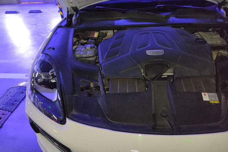 Used Porsche Cayenne 2018 Cayenne 3.0T Engine Bay Right