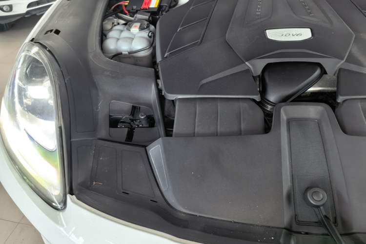 Used Porsche Cayenne 2018 Cayenne 3.0T Engine Bay Right