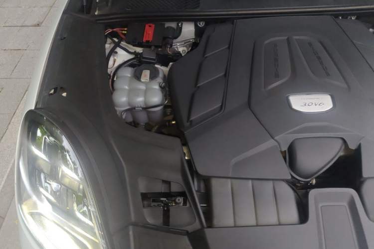 Used Porsche Cayenne 2018 Cayenne 3.0T Engine Bay Right