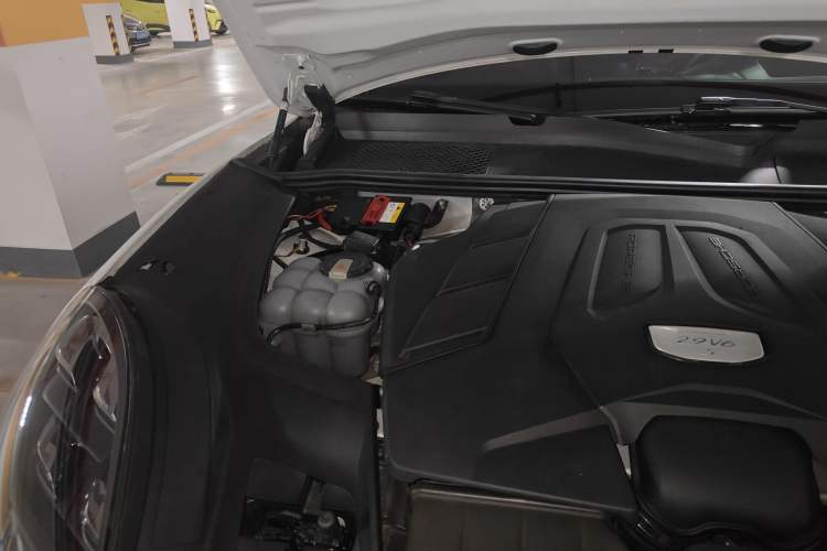 Used Porsche Cayenne 2018 Cayenne S 2.9T Engine Bay Right
