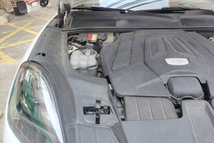 Used Porsche Cayenne 2018 Cayenne S 2.9T Engine Bay Right