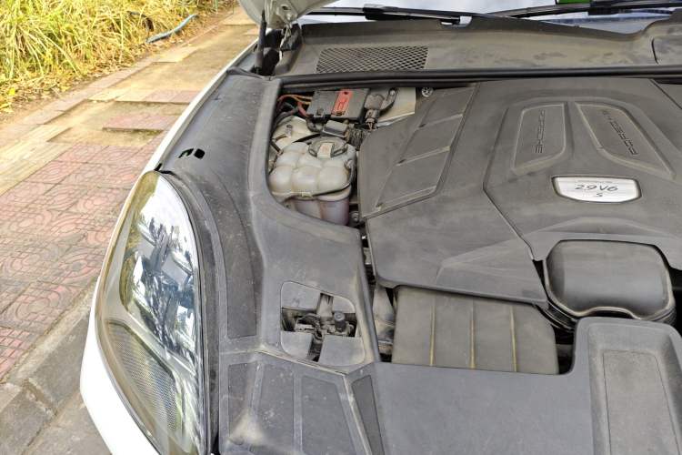 Used Porsche Cayenne 2018 Cayenne S 2.9T Engine Bay Right