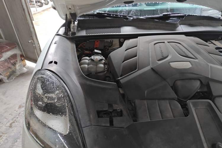 Used Porsche Cayenne 2018 Cayenne 3.0T Engine Bay Right