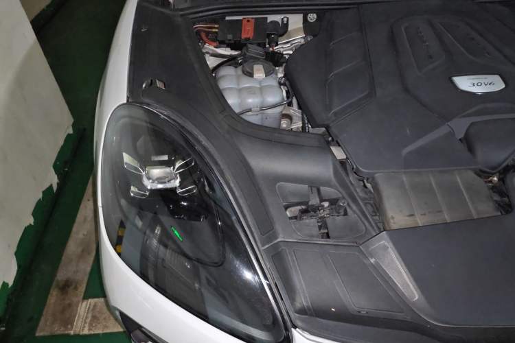 Used Porsche Cayenne 2018 Cayenne 3.0T Engine Bay Right