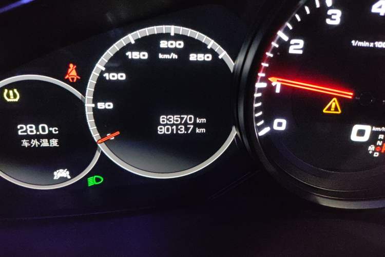 Used Porsche Cayenne 2018 Cayenne 3.0T Odometer Close Up