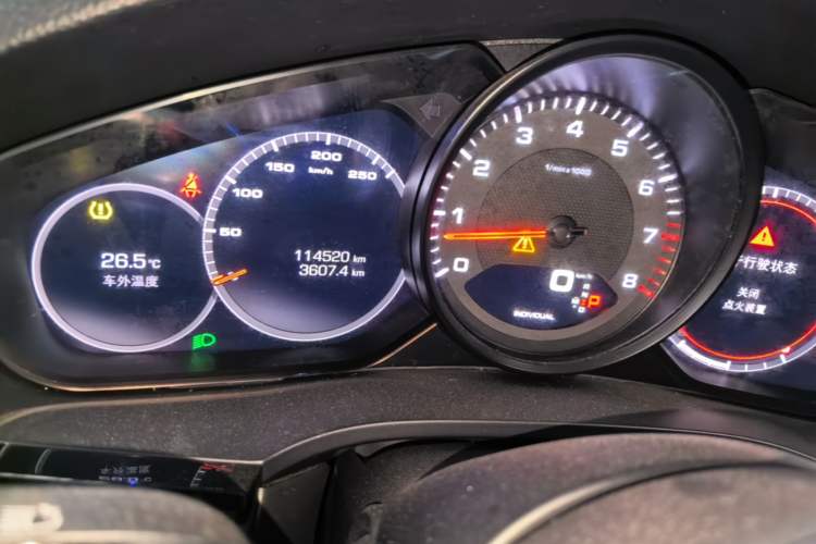 Used Porsche Cayenne 2018 Cayenne 3.0T Odometer Close Up