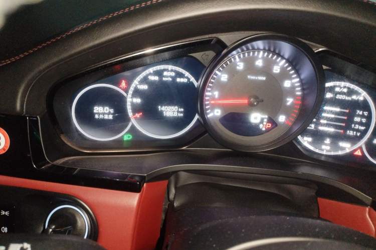 Used Porsche Cayenne 2018 Cayenne 3.0T Odometer Close Up