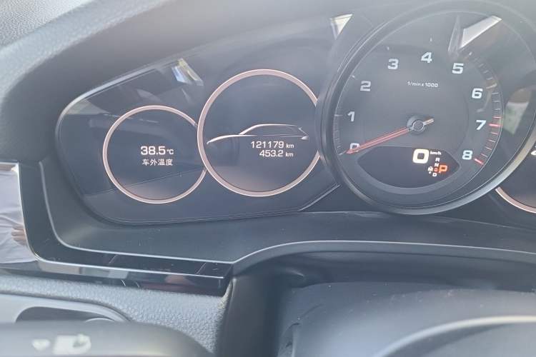 Used Porsche Cayenne 2018 Cayenne 3.0T Odometer Close Up