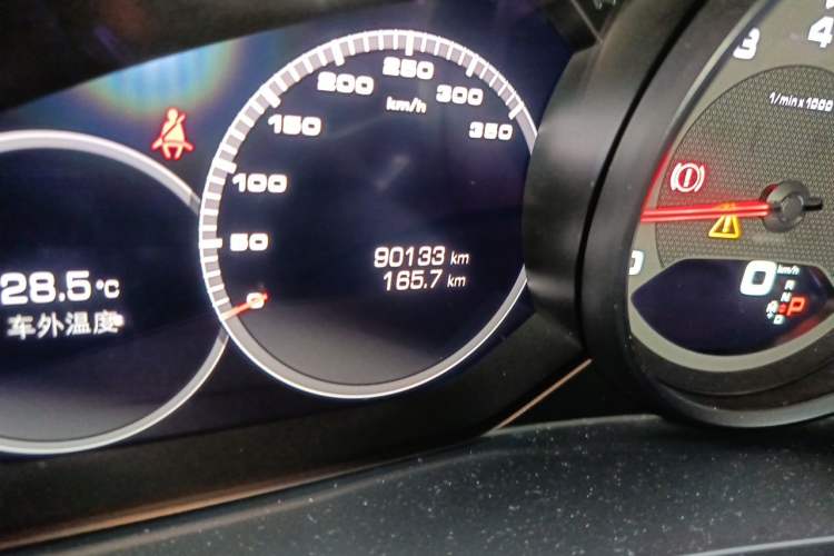 Used Porsche Cayenne 2018 Cayenne 3.0T Odometer Close Up