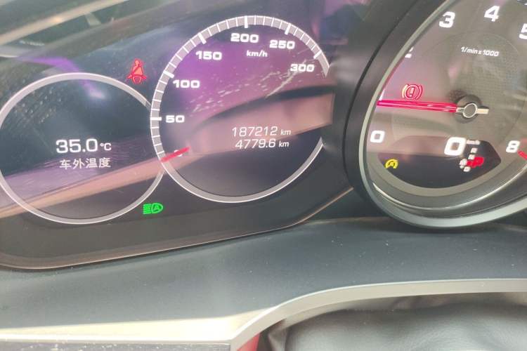 Used Porsche Cayenne 2018 Cayenne S 2.9T Odometer Close Up