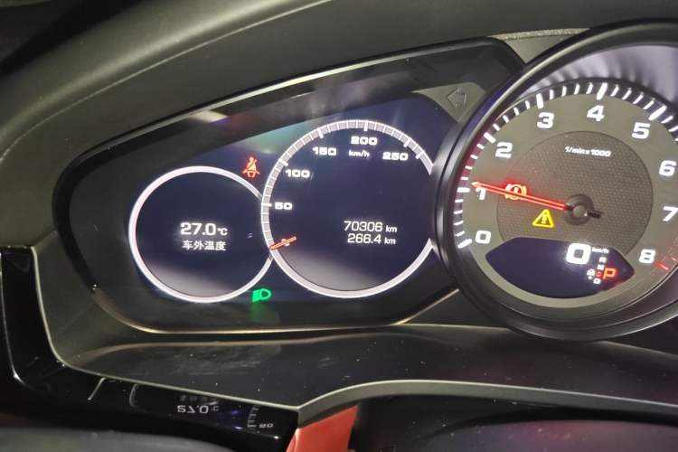 Used Porsche Cayenne 2018 Cayenne 3.0T Odometer Close Up