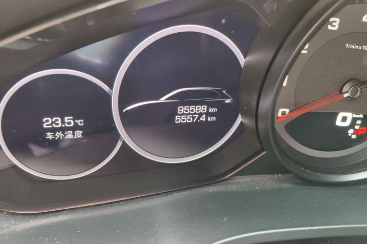 Used Porsche Cayenne 2018 Cayenne 3.0T Odometer Close Up