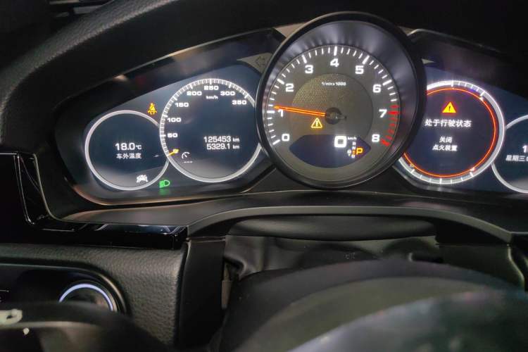 Used Porsche Cayenne 2018 Cayenne 3.0T Odometer Close Up