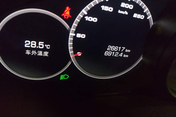 Used Porsche Cayenne 2018 Cayenne 3.0T Odometer Close Up