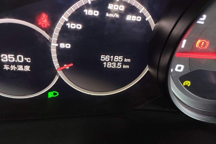 Used Porsche Cayenne 2018 Cayenne 3.0T Odometer Close Up