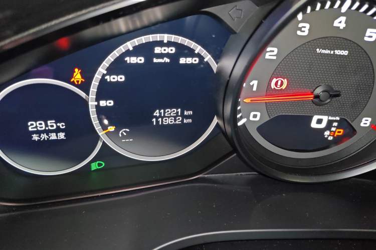 Used Porsche Cayenne 2018 Cayenne 3.0T Odometer Close Up