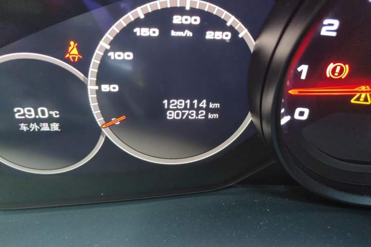 Used Porsche Cayenne 2018 Cayenne 3.0T Odometer Close Up